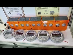 Alüminyum IL300 Sokak Çaprazı İşareti Işıkları Güneş Enerjisiyle Yönlendirilmiş Yol Işıkları